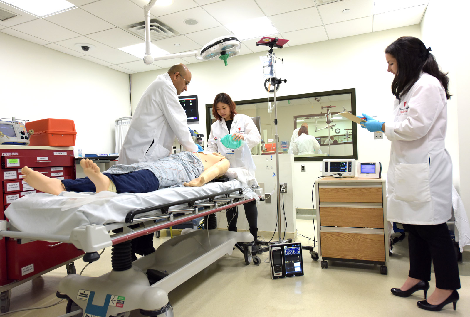 cercetătorii demonstrează configurarea echipamentului pentru studiul AWARE II la Spitalul Universitar Stony Brook