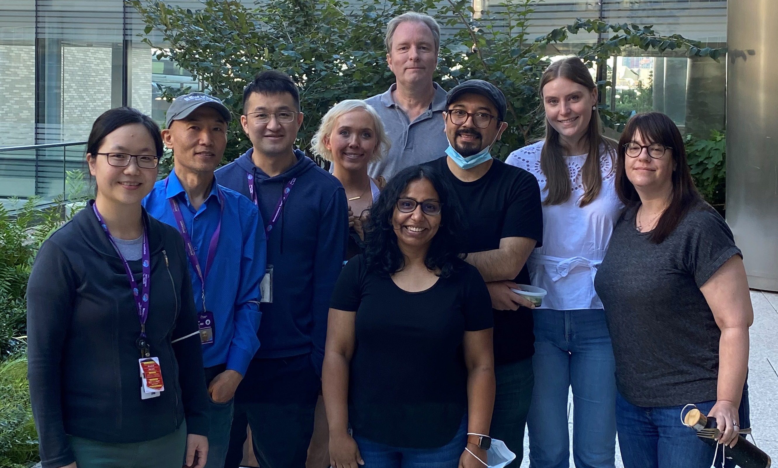 Sigurdsson Lab members pose for a group photo in 2021